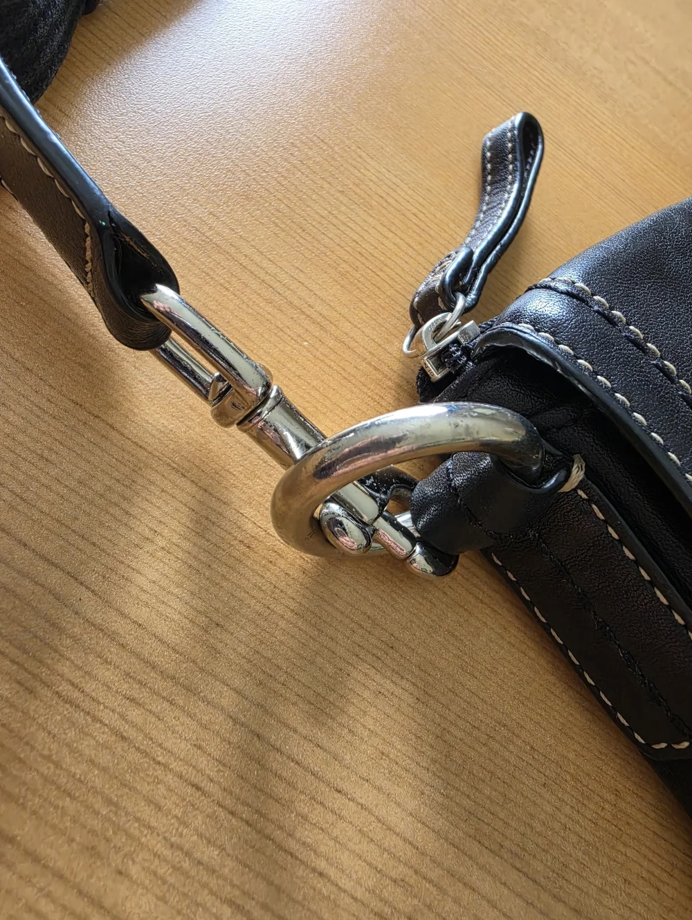 Coach Soho Black Leather Flap Bag Contrast Stitch Turnlock Y2K - Picture 4 of 12